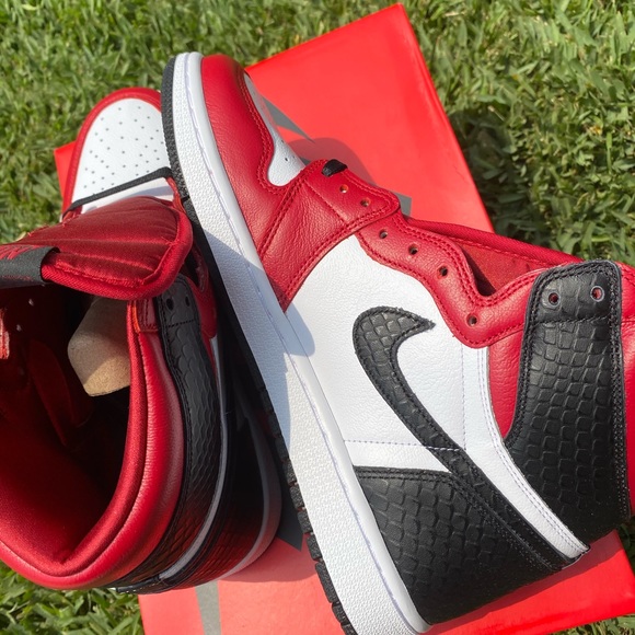 Jordan Retro 1 “Satin Chicago’s “ - Picture 2 of 3